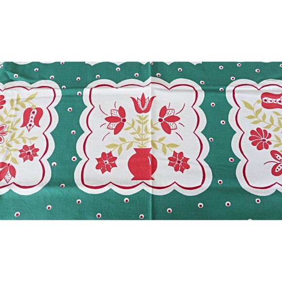 Vintage 1950s Floral Tablecloth MCM Cotton Blend Green & Red With Scallope - Picture 3 of 5